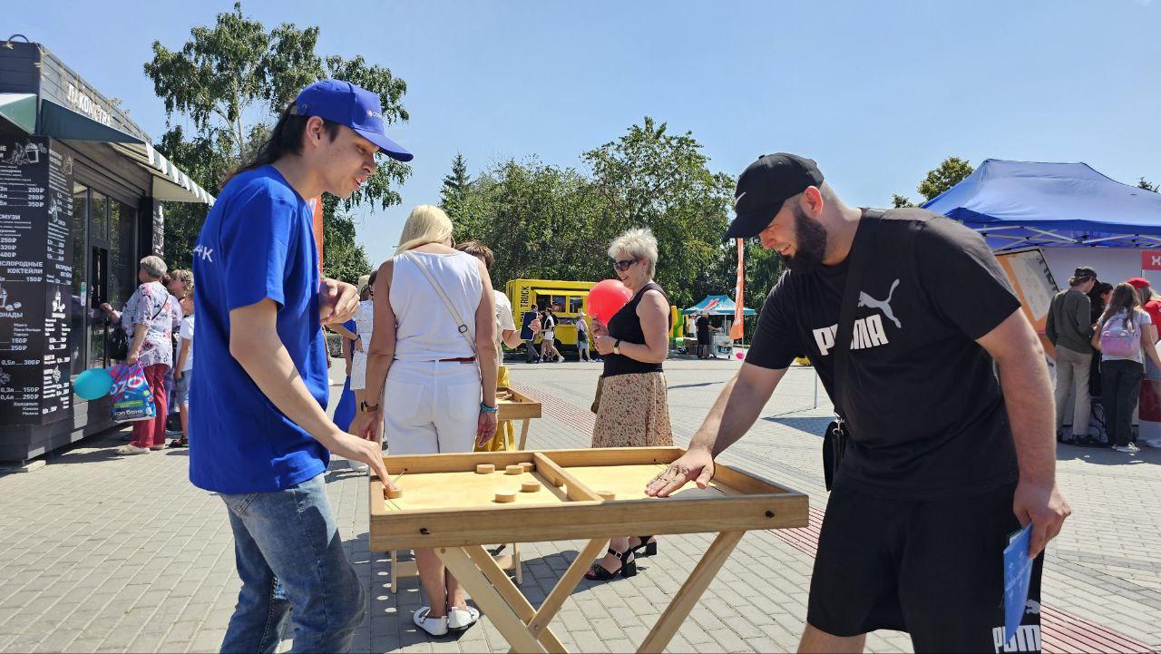 Фото Гигантская яичница и турнир по ловле рыбы. Опубликованы кадры масштабного «Пикник феста» на Михайловской набережной 23 - Сиб.ФМ Фото Гигантская яичница и турнир по ловле рыбы. Опубликованы кадры масштабного «Пикник феста» на Михайловской набережной 23